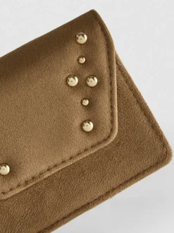 Bolso de mano con solapa con tachuelas