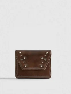 Bolso de mano con solapa con tachuelas