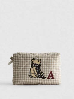 Bolso plano de mano con inicial y osito