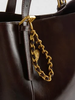 Bolso shopper con detalles de colgante