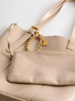 Bolso shopper con detalles de colgante