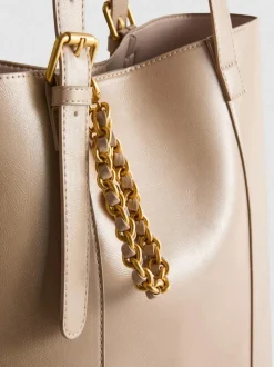 Bolso shopper con detalles de colgante