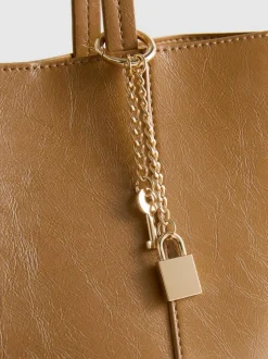 Bolso tote con colgante de candado