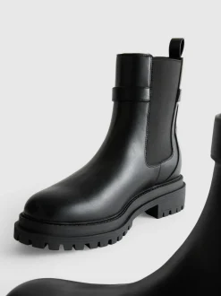 Botines Chelsea de suela gruesa con detalle de hebilla
