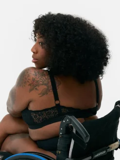 Bralette de encaje adaptable con escote profundo