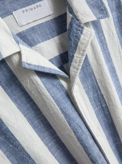 Camisa a rayas con cuello con solapas abiertas