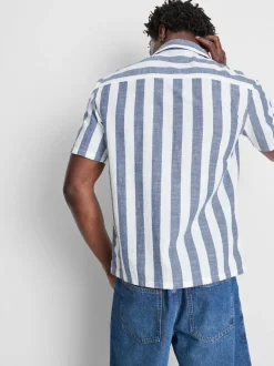 Camisa a rayas con cuello con solapas abiertas