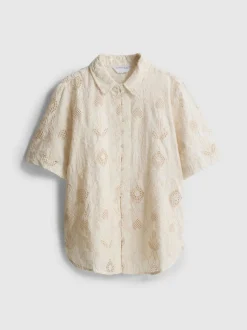 Camisa bordada con bajo curvado de The Edit