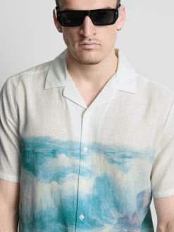 Camisa con estampado de paisaje y cuello con solapas