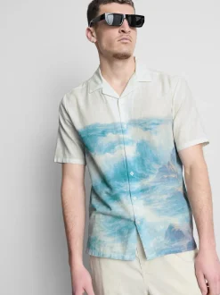 Camisa con estampado de paisaje y cuello con solapas