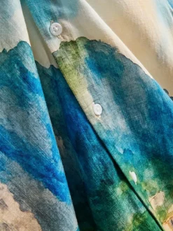 Camisa con estampado de paisaje y cuello con solapas