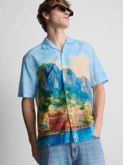 Camisa con estampado de paisaje y cuello con solapas