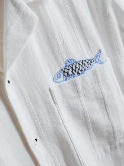 Camisa de cuello con solapas y bordado de peces