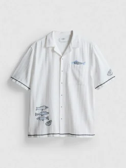 Camisa de cuello con solapas y bordado de peces