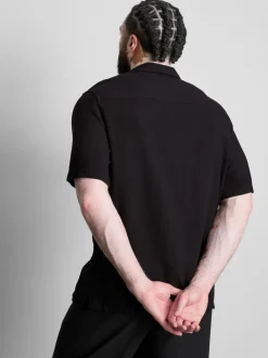 Camisa de cuello con solapas y bordado de palmeras