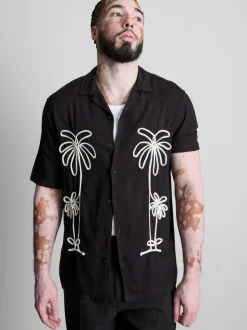 Camisa de cuello con solapas y bordado de palmeras
