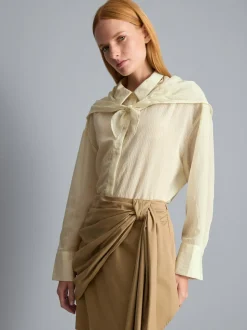 Camisa texturizada con lazo al cuello