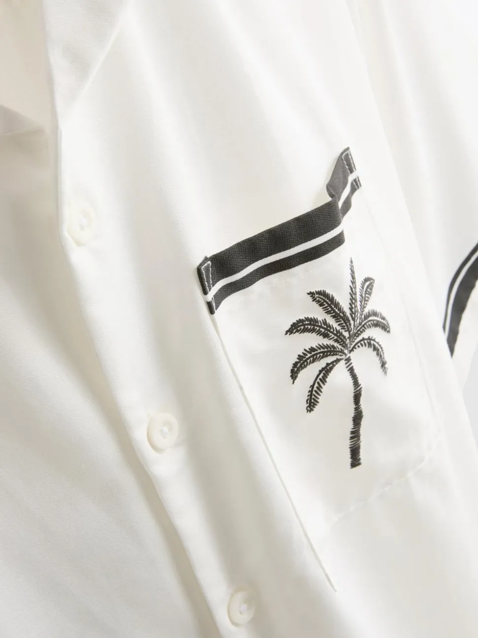 Camisa tipo resort con estampado de palmeras