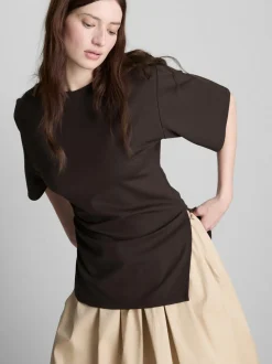 Camiseta asimétrica fruncida de The Edit