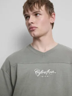 Camiseta con cuello de pico de Ibiza