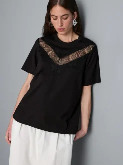 Camiseta con detalles de encaje