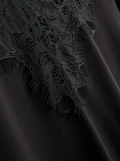 Camiseta con detalles de encaje