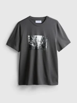Camiseta con estampado gráfico urbano de Tokio