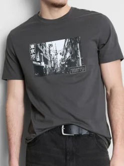 Camiseta con estampado gráfico urbano de Tokio