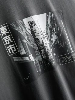 Camiseta con estampado gráfico urbano de Tokio