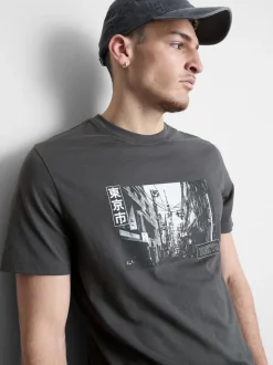 Camiseta con estampado gráfico urbano de Tokio