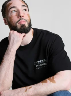Camiseta con estampado gráfico de Synth Studios