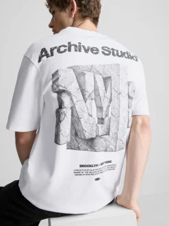 Camiseta con estampado gráfico «Archive Studio»