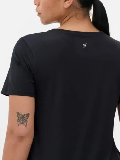 Camiseta de alto rendimiento con bajo curvo