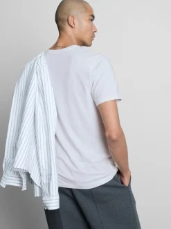 Camiseta elástica entallada con cuello de pico