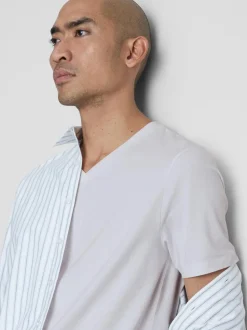Camiseta elástica entallada con cuello de pico