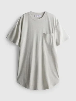 Camiseta larga con bolsillo de parche
