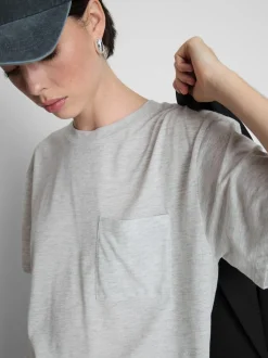 Camiseta larga con bolsillo de parche