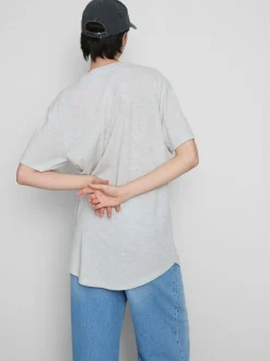 Camiseta larga con bolsillo de parche