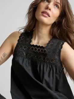 Camiseta sin mangas con inserto bordado