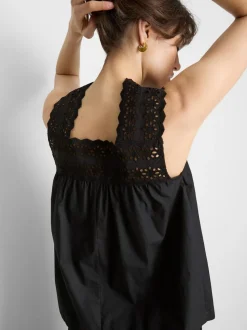 Camiseta sin mangas con inserto bordado