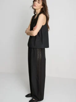 Camiseta sin mangas con inserto bordado