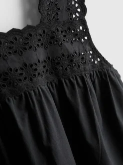 Camiseta sin mangas con inserto bordado