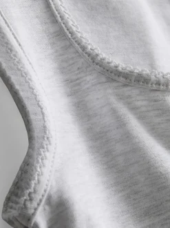 Camiseta sin mangas con ribetes festoneados