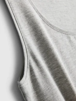 Camiseta sin mangas elástica con escote amplio