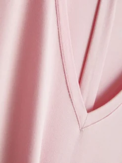 Camisón con cuello de pico y mucho modal