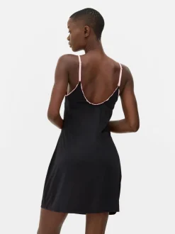 Camisón corto con ribete de encaje