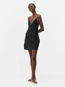Camisón corto con ribete de encaje