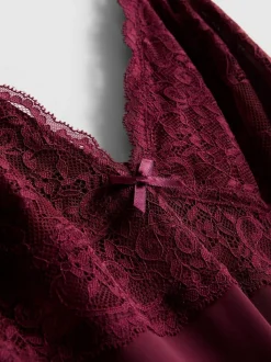 Camisón de encaje corto