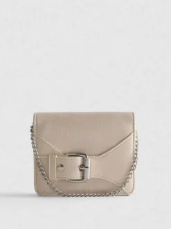 Cartera con cadena y detalle de hebilla
