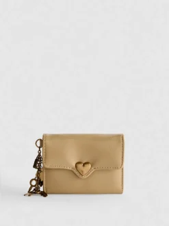 Cartera con colgante y broche de corazón